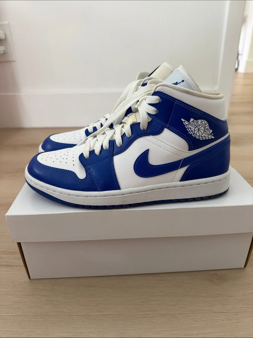 Nike Air Jordan 1 Mid - White & Royal Blue